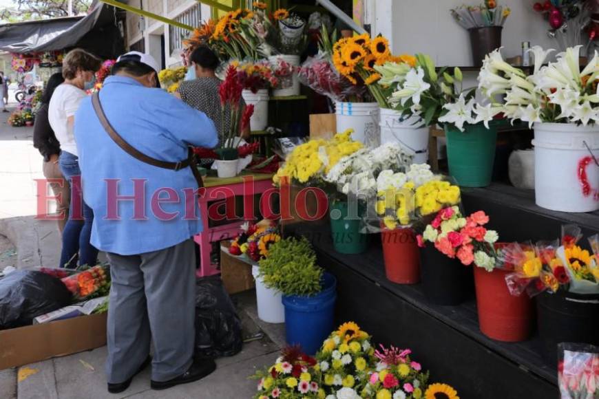 La capital se llena de flores y obsequios para mamá (Fotos)