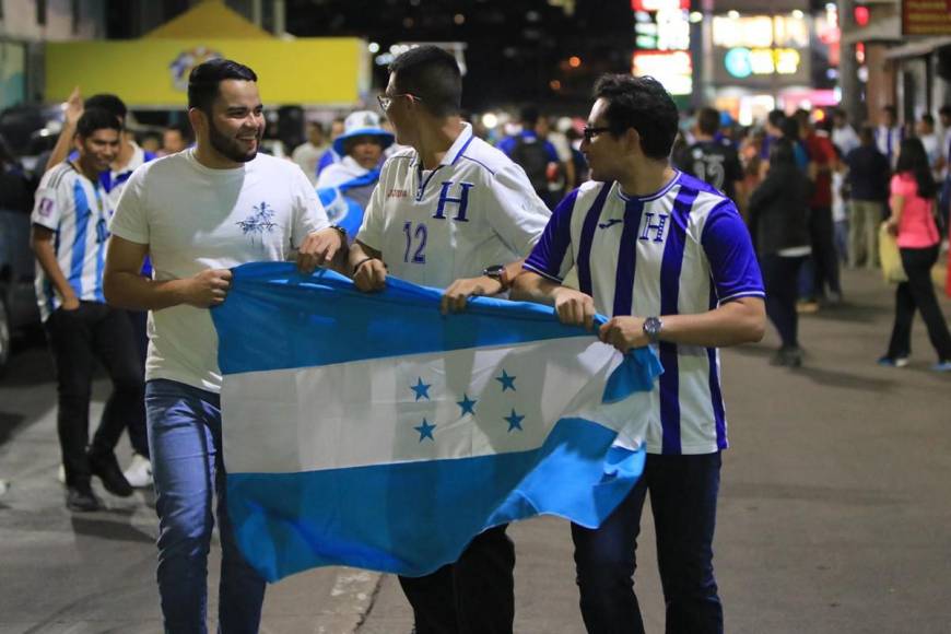 ¡En familia y con toda la emoción! Aficionados llegan al estadio para apoyar a la H