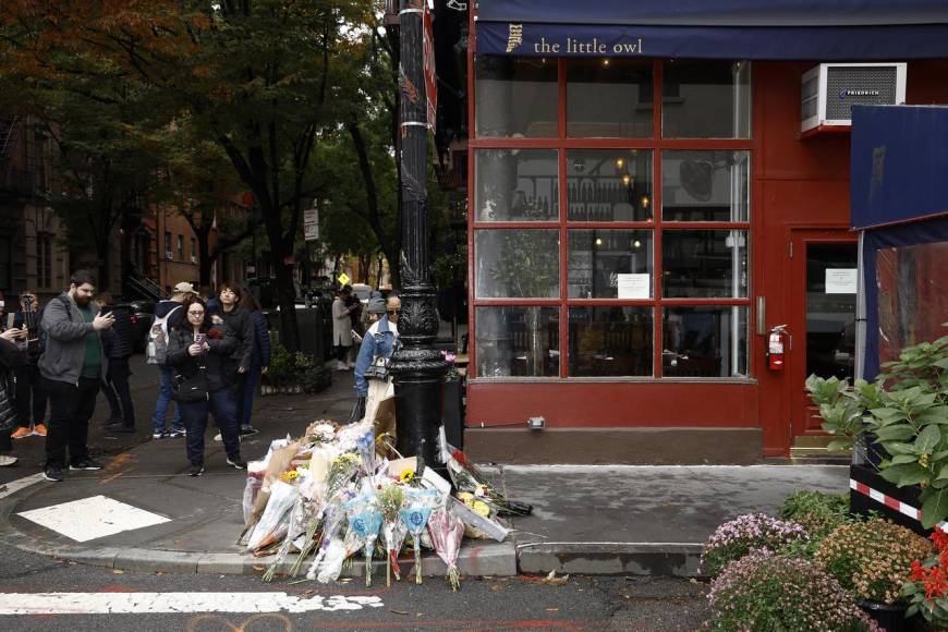 Fans de Friends se reúnen en NY para rendir honor a Matthew Perry