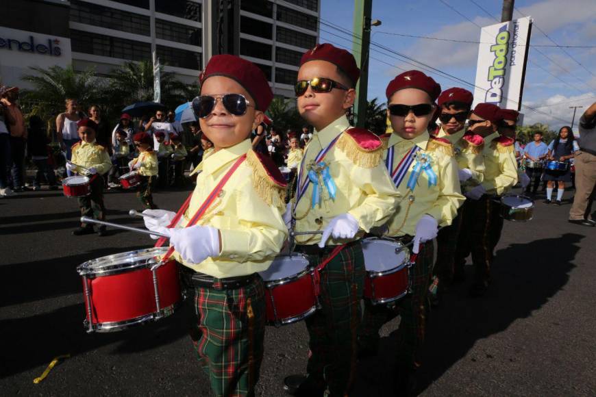 Alumnos de educación prebásica y básica derrochan patriotismo y ternura en las calles de la capital