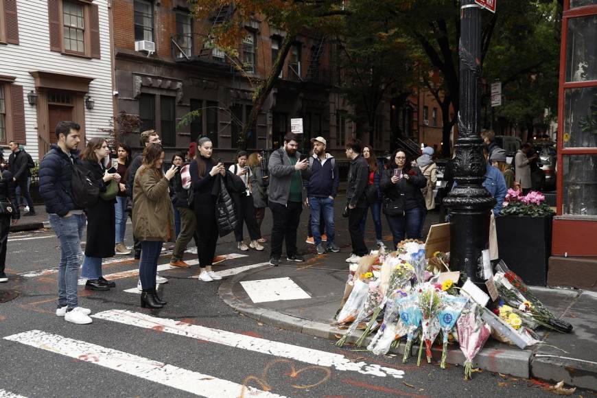 Fans de Friends se reúnen en NY para rendir honor a Matthew Perry