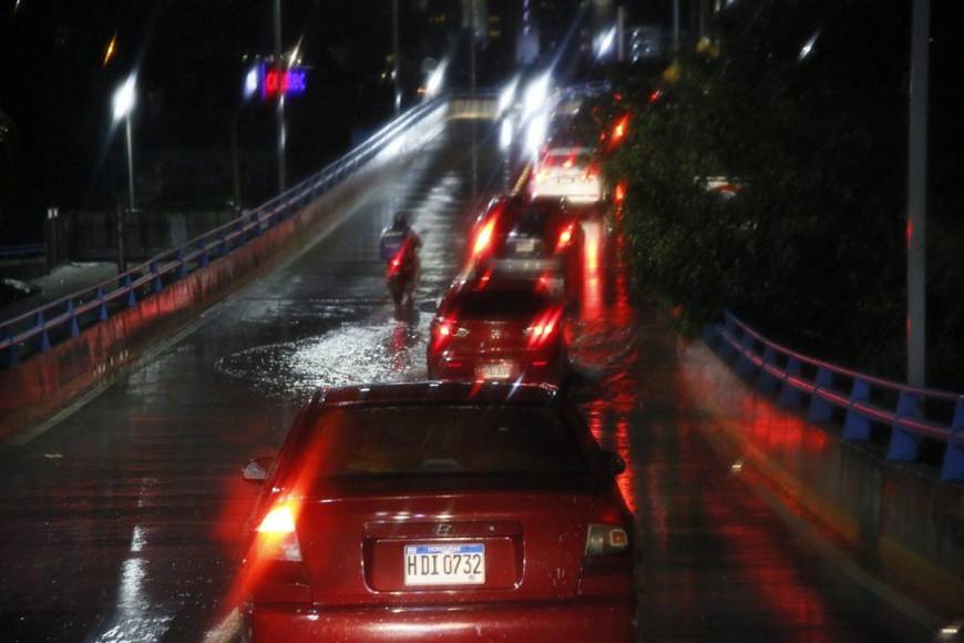 Lluvias sobre la capital generan caos vehicular en varios bulevares