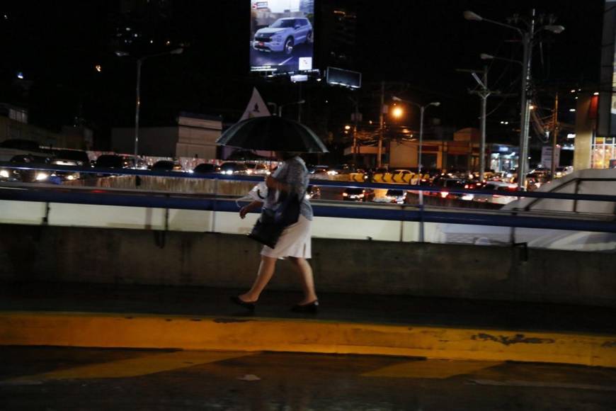 Lluvias sobre la capital generan caos vehicular en varios bulevares