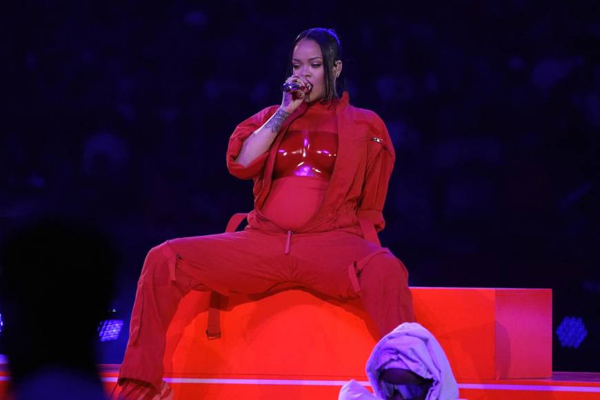 Rihanna volando y A$AP Rocky grabando todo: lo que no se vio del show del medio tiempo