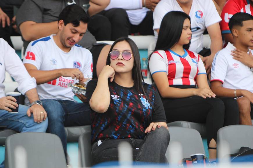 ¡Bellezas! Las chicas que adornaron el Olimpia-Génesis en semifinales