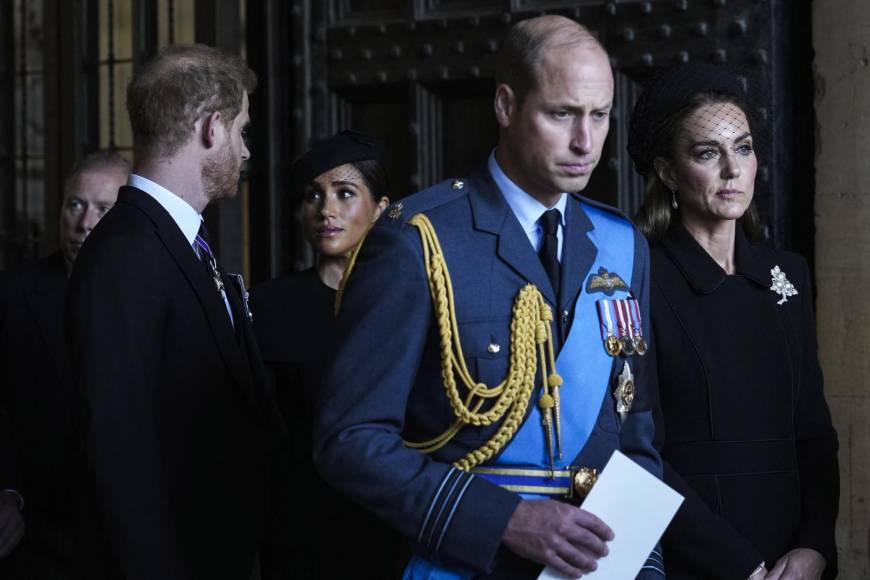 Los rostros de la familia real en el inicio del funeral de la reina Isabel en Londres