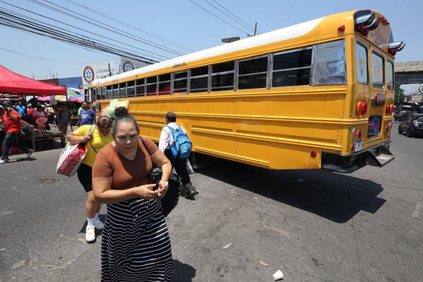 Semana Santa: veraneantes abarrotan terminales de buses y abandonan Tegucigalpa