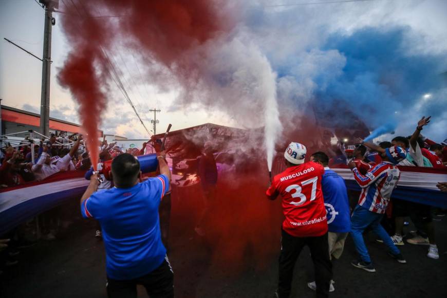 La espectacular llegada de la Ultra Fiel para la Gran Final