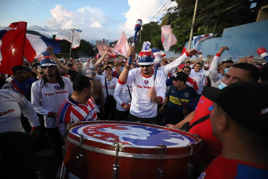 La Ultra Fiel llega con bombos al Nacional para la final de ida de la Concacaf League