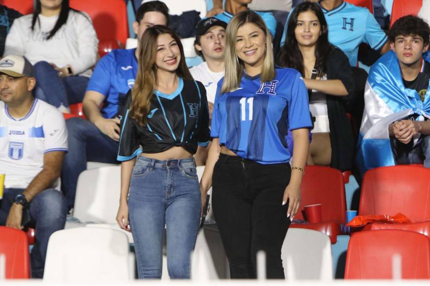 ¡Hermosas! Las bellas damas que engalanan la previa del Honduras vs Trinidad y Tobago