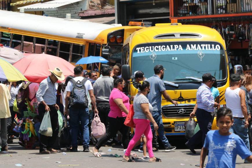 Semana Santa: veraneantes abarrotan terminales de buses y abandonan Tegucigalpa