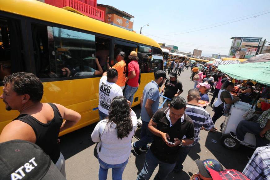 Semana Santa: veraneantes abarrotan terminales de buses y abandonan Tegucigalpa