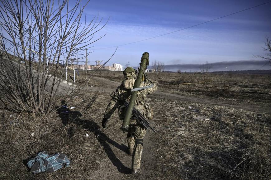 Catástrofe humanitaria: Kiev sitiada, miles de civiles muertos y gente peleando por comida en Ucrania