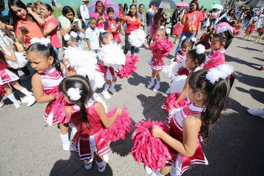 Pomponeras brillan en desfiles patrios del nivel prebásico en la capital