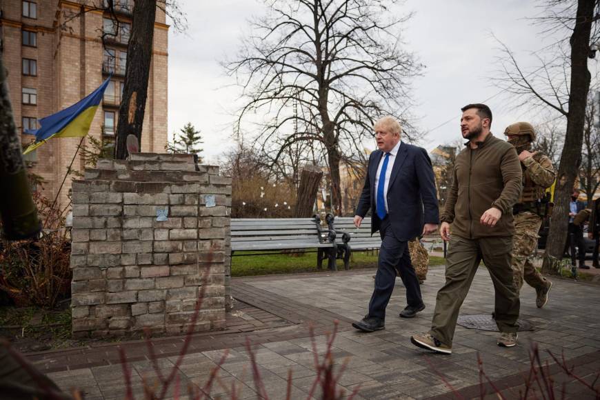 Johnson y Zelensky dieron un paseo por Kiev, la ciudad atacada por Rusia