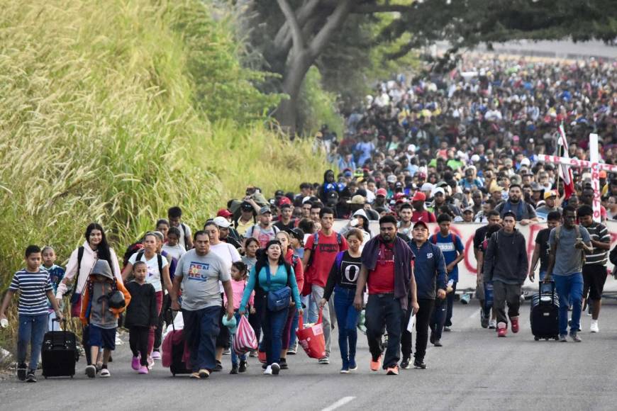 ”No tenemos de otra”: caravana migrante sigue su camino por México