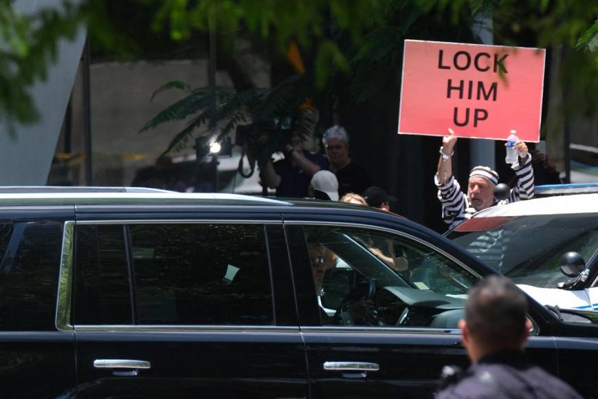 En caravana y sin ser captado por las cámaras llegó Trump a la corte de Miami