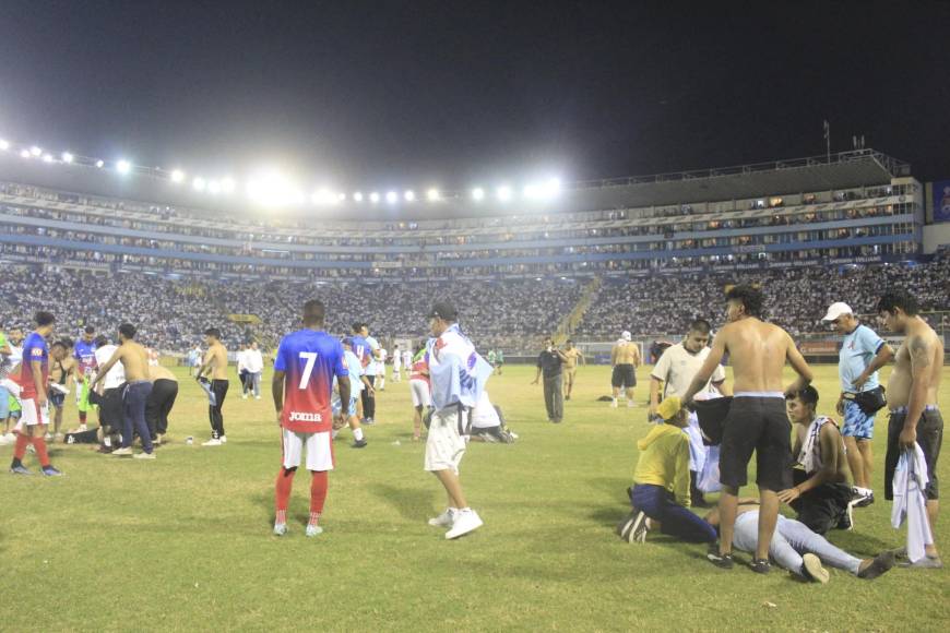 Desesperación, llanto y muerte deja estampida en el estadio Cuscatlán de El Salvador