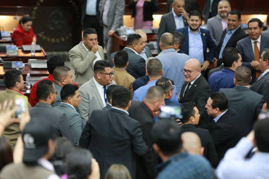 Por una camisa, diputados casi se van a los golpes en el Congreso Nacional