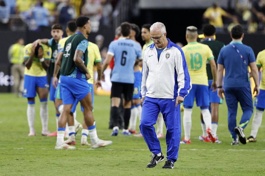 Jugadores de Brasil ignoran a Dorival, lo humillan luego de ser eliminados de Copa América