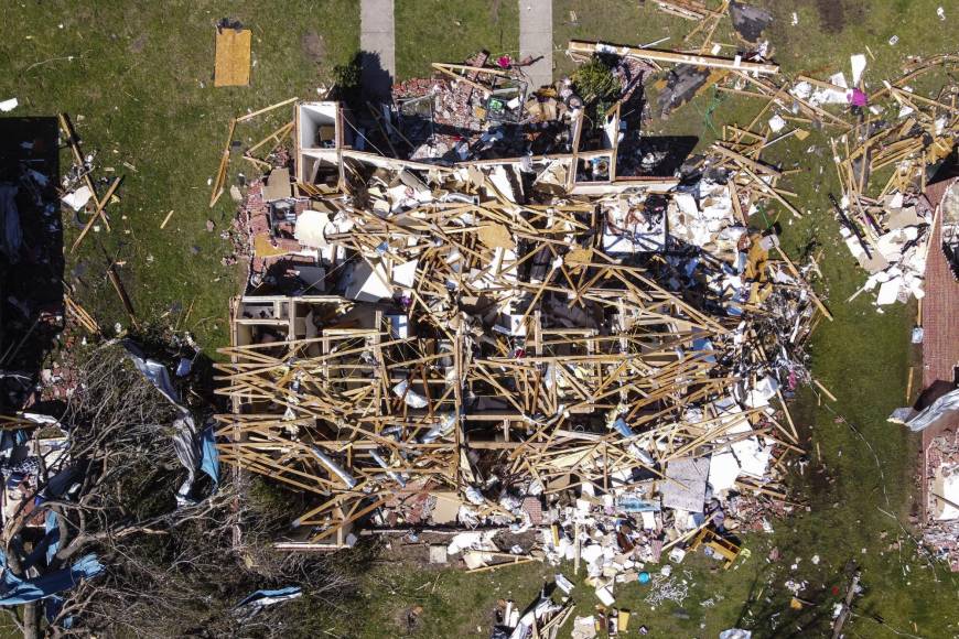 En Misisipi hay “zona de guerra” tras el paso de un mortal tornado