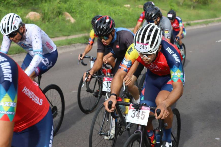 Grandes y pequeños disfrutan de la Vuelta Ciclística 2023 de EL HERALDO