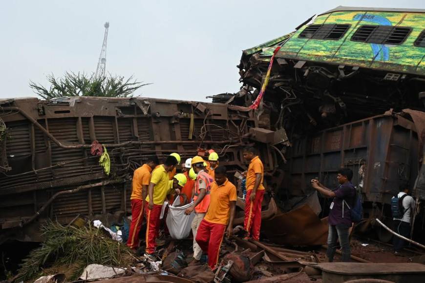 Las impactantes imágenes de los vagones destrozados y cadáveres junto a las vías tras accidente de trenes en India