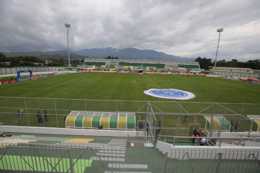 Largas filas para ingresar y con los elencos en el estadio: así es el ambiente que estremece el Carlos Miranda