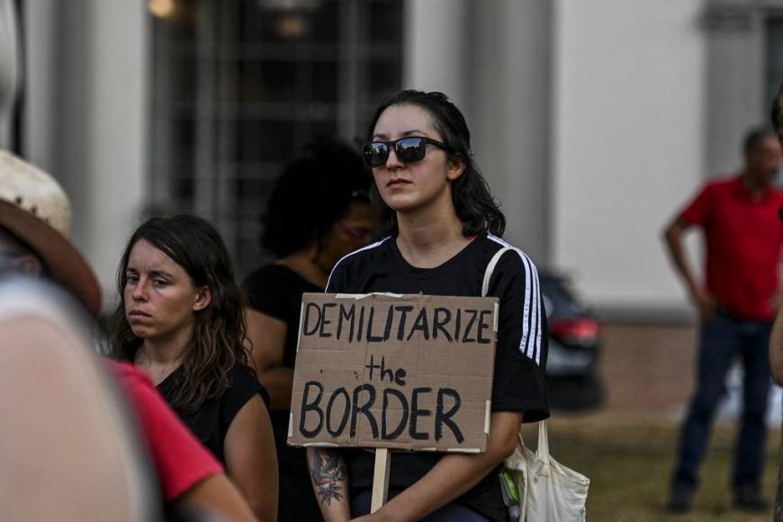 Altares, veladoras y oraciones, así rinden homenaje a migrantes que murieron en tráiler en Texas