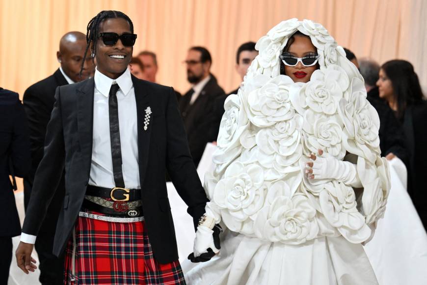 Rihanna, criticada por llegar tarde, lució espectacular en la Met Gala 2023