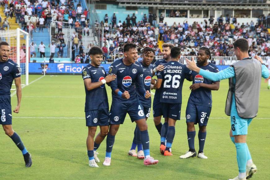 Edrick Menjívar celebra, tristeza de Auzmendi tras fallar y hermosa manta de Ultra Fiel