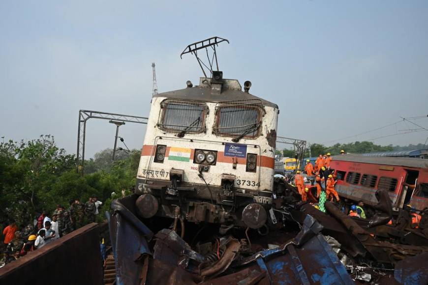 Las impactantes imágenes de los vagones destrozados y cadáveres junto a las vías tras accidente de trenes en India