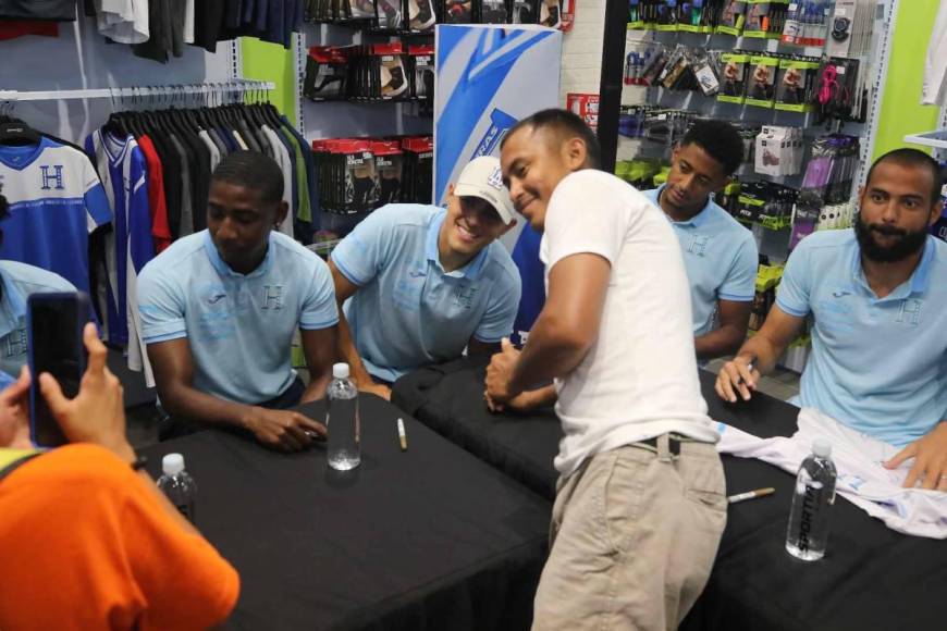 Seleccionados de Honduras se dejan querer por aficionados previo a juego ante Jamaica