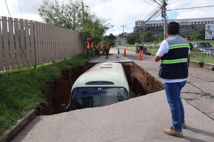 Las imágenes del socavón en el que cayó un autobús en la capital