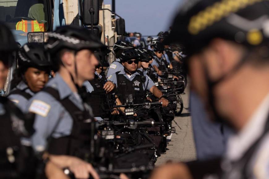 Protesta multitudinaria pide a Harris en Chicago un cambio por Gaza