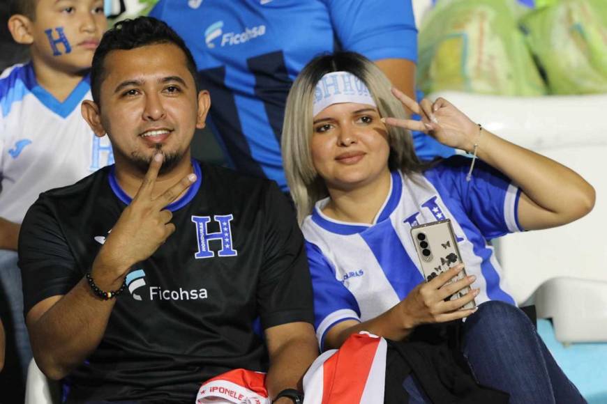 “Todos con la H”, aficionados catrachos listos en el Chelato Uclés para el Honduras - Granada