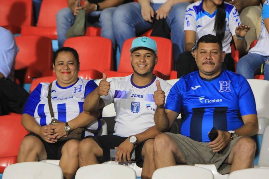 “Todos con la H”, aficionados catrachos listos en el Chelato Uclés para el Honduras - Granada