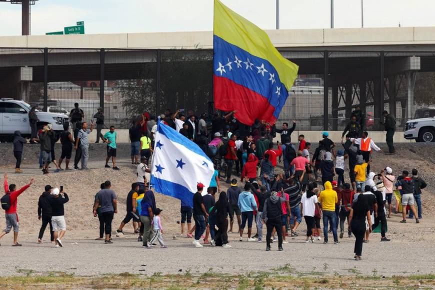 “¡Déjenos entrar, queremos trabajar!”: lanzan balas de goma a migrantes en la frontera de México