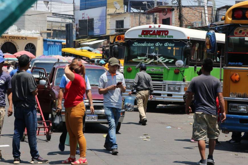 Semana Santa: veraneantes abarrotan terminales de buses y abandonan Tegucigalpa