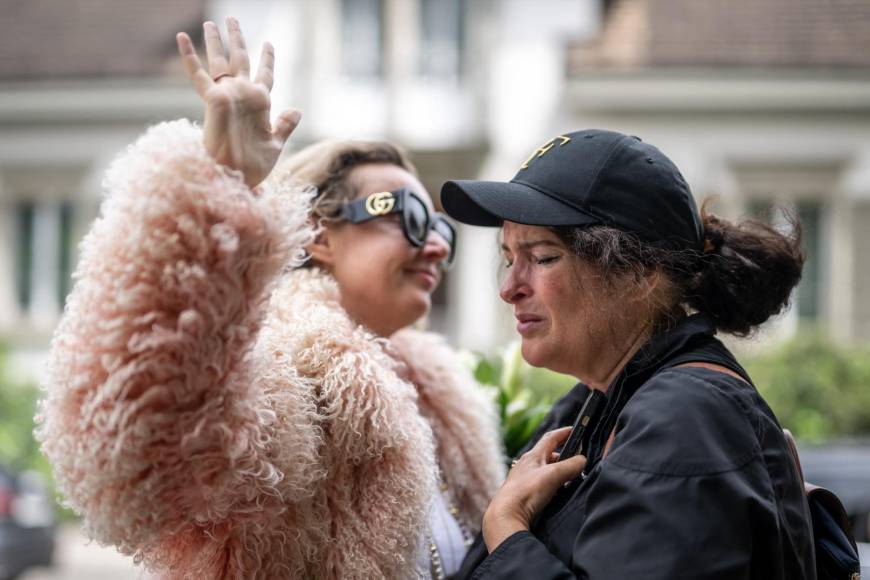 Fanáticos de Tina Turner dejan flores y velas frente a su casa en Suiza