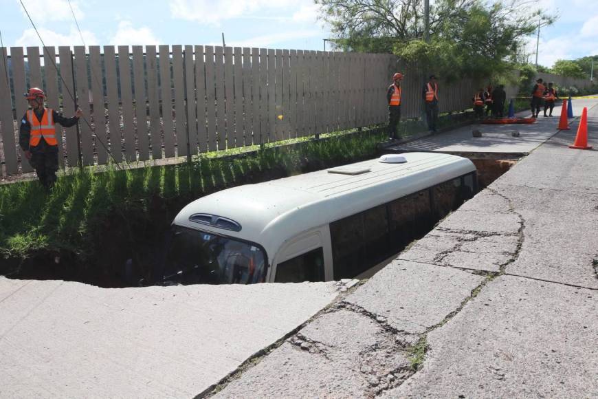 Las imágenes del socavón en el que cayó un autobús en la capital