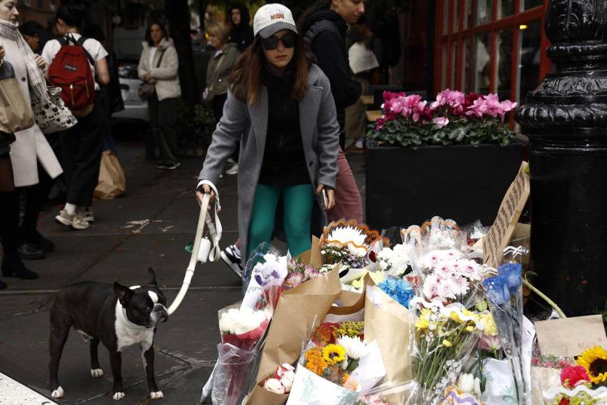 Fans de Friends se reúnen en NY para rendir honor a Matthew Perry