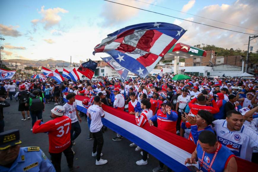 La espectacular llegada de la Ultra Fiel para la Gran Final