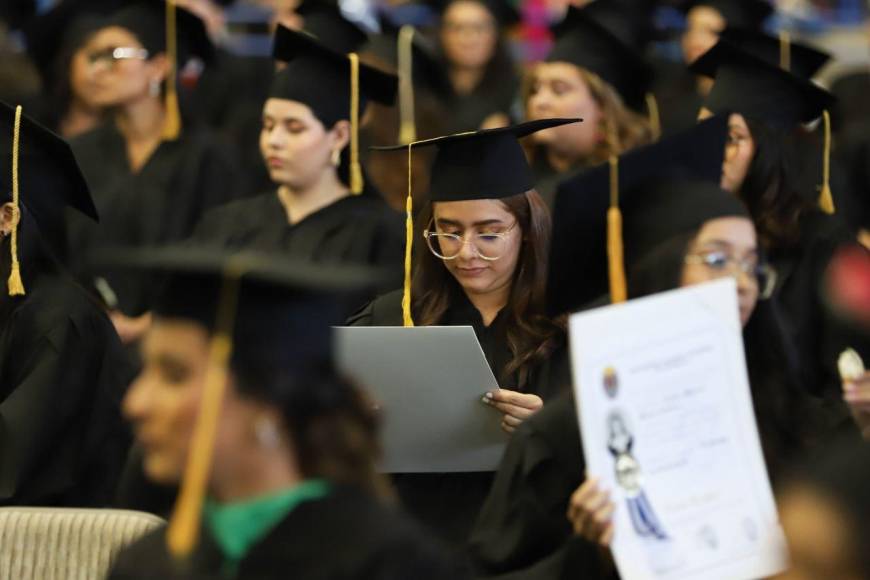 UNAH gradúa a 1,548 nuevos profesionales