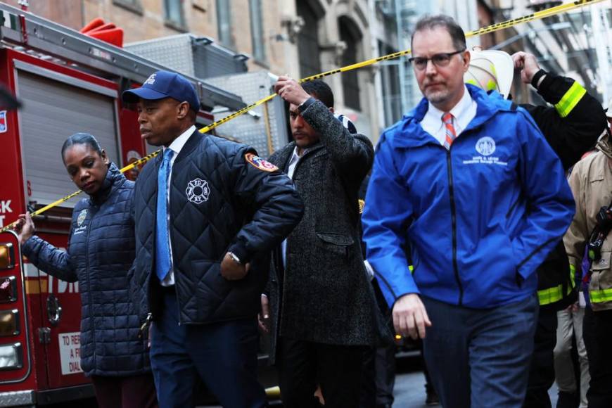 Lo que se sabe del colapso de un edificio de estacionamiento en Manhattan