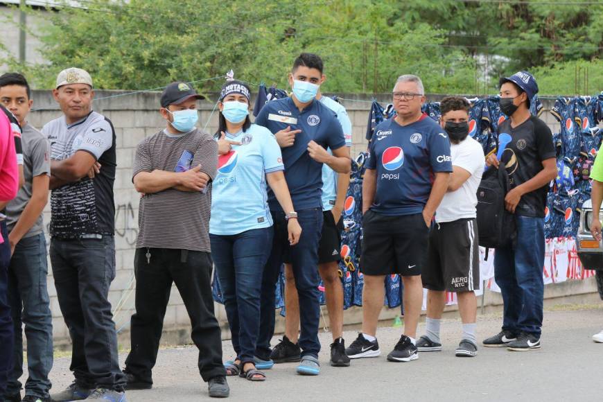 Largas filas para ingresar y con los elencos en el estadio: así es el ambiente que estremece el Carlos Miranda