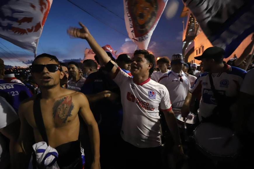 La Ultra Fiel llega con bombos al Nacional para la final de ida de la Concacaf League