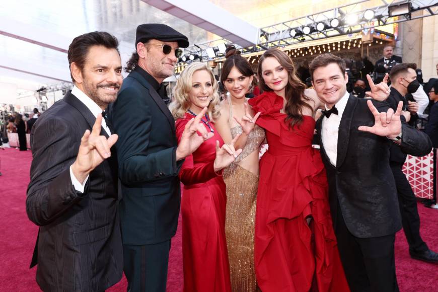 Besos, abrazos y empatía: lo mejor de la alfombra roja de los Oscar 2022