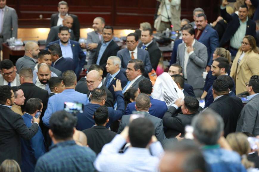 Por una camisa, diputados casi se van a los golpes en el Congreso Nacional