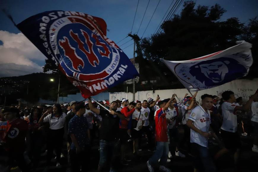 La Ultra Fiel llega con bombos al Nacional para la final de ida de la Concacaf League